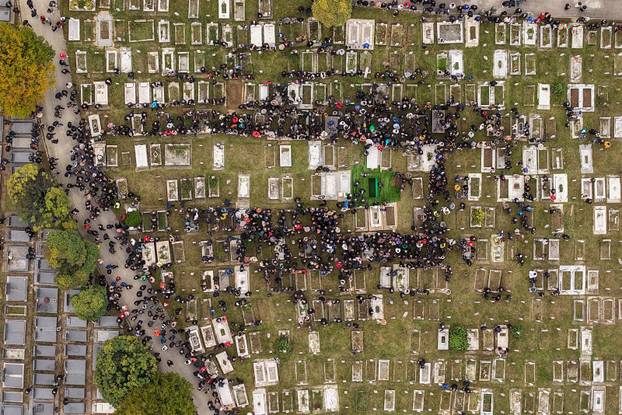 Sarajevo: Pogled iz zraka na posljednji ispraćaj Halida Bešlića na gradskom groblju Bare