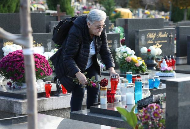 Zagreb: Građani obilaze posljednja počivališta svojih najmilijih uoči Svih svetih
