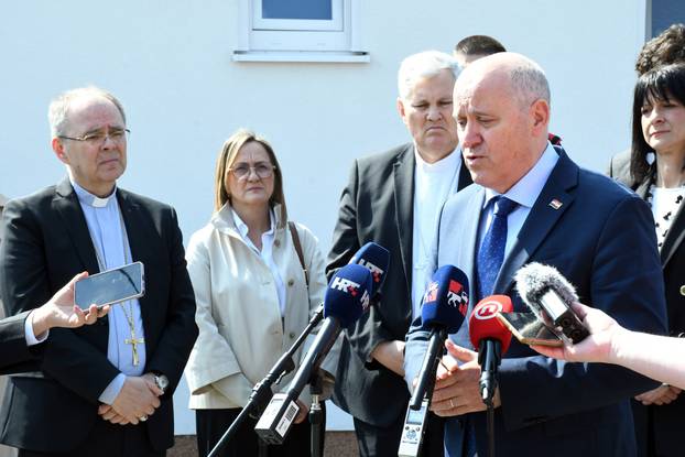 Petrinja: Ministar Bačić obišao tri obitelji koijim su izgrađene zamjenske kuće