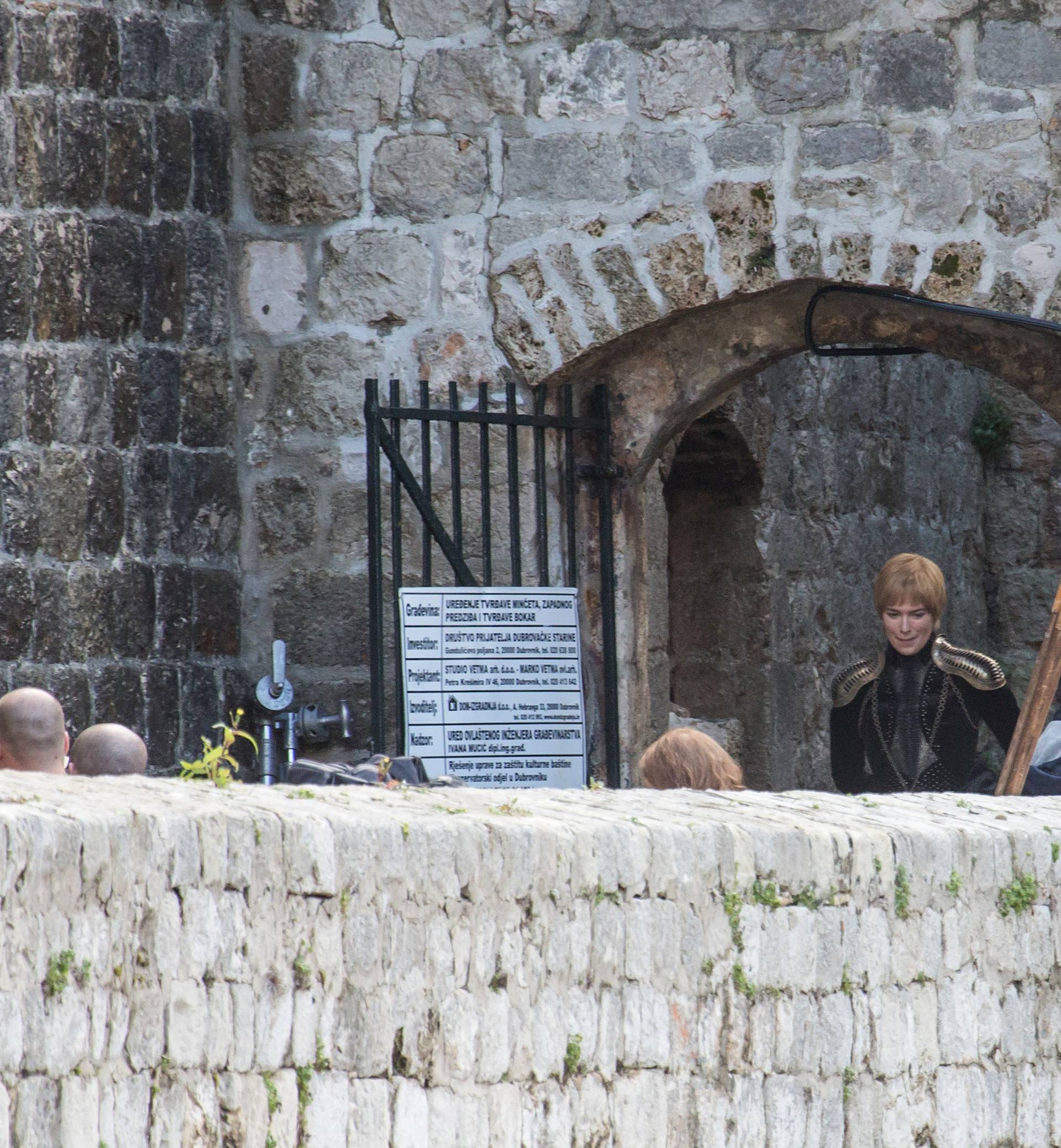 Jon Snow i Cersei snimaju na kuli Bokar, štite ih kišobranima