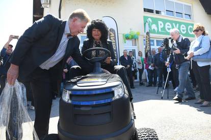 Peveci otvorili novu trgovinu, Višnja na poklon dobila kosilicu