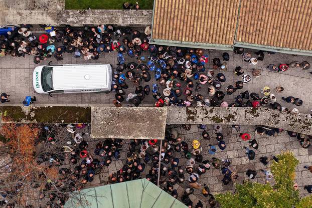 Sarajevo: Pogled iz zraka na dženazu za Halida Bešlića u Gazi Husrev-begovoj džamiji