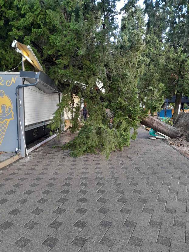 Kao armagedon! Pogledajte posljedice oluje u Biogradu