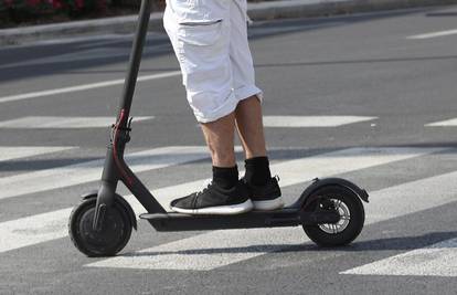 Maloljetnik pao s električnog romobila u Kutini: Nije nosio kacigu, zadobio teške ozljede