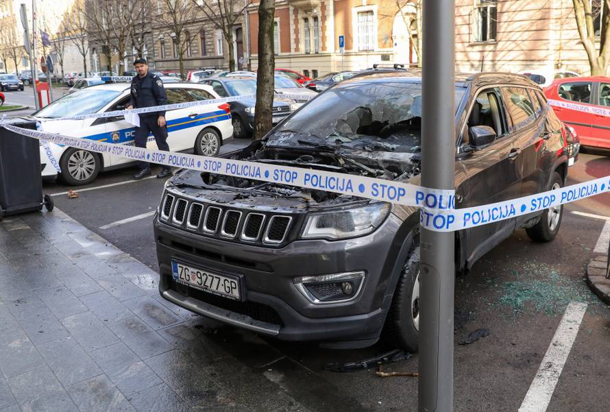Bacili zapaljivu stvar na auto u Zagrebu, savila mu se hauba
