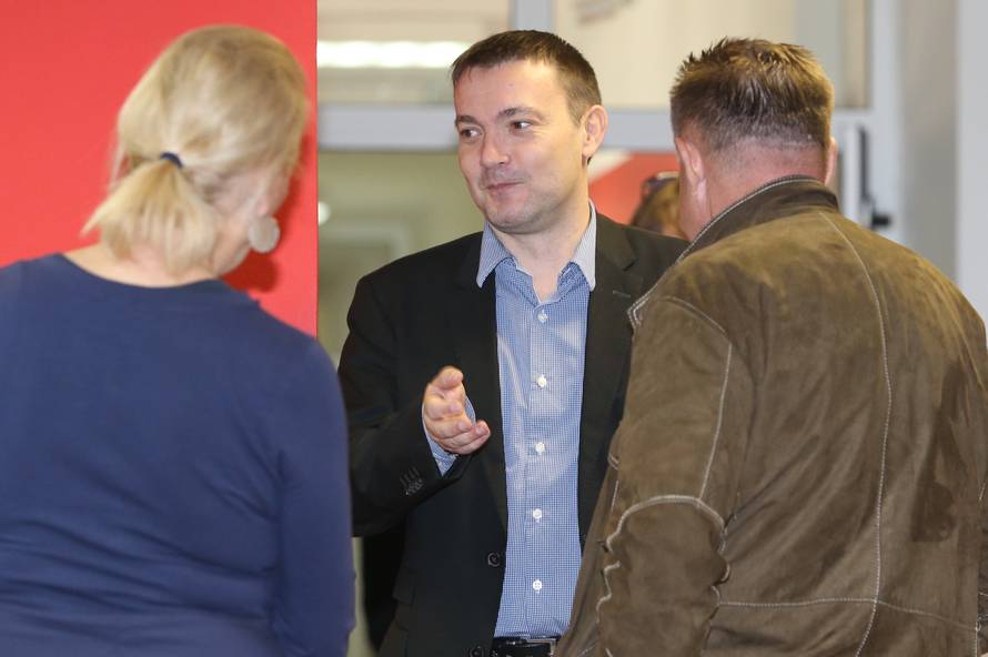 "Dok ljudi napuštaju zemlju, ortačka skupina izvlači novac"