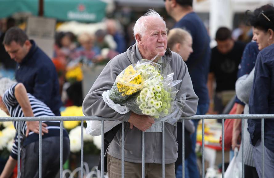 Split: GraÄani obilaze groblja najmilijih na Lovrincu