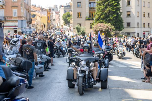 Nekoliko tisuća vlasnika Harley Davidsona prolazi kroz Pulu u defileu