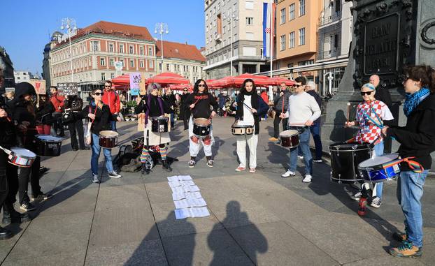 Zagreb: Muška molitva i popratni prosvjed na glavnom gradskom trgu