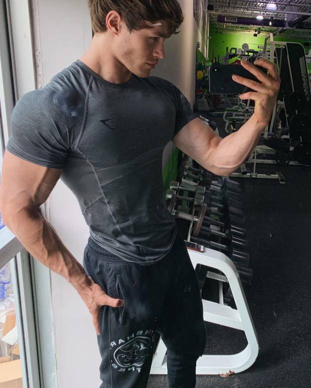 Od mršavog klinca do fitness modela i pozicije  kreativnog direktora Gymsharka