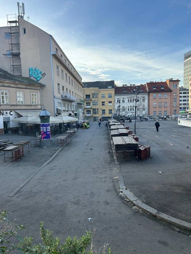 FOTO Dolac izgleda sablasno: S platoa su maknuli sve štandove