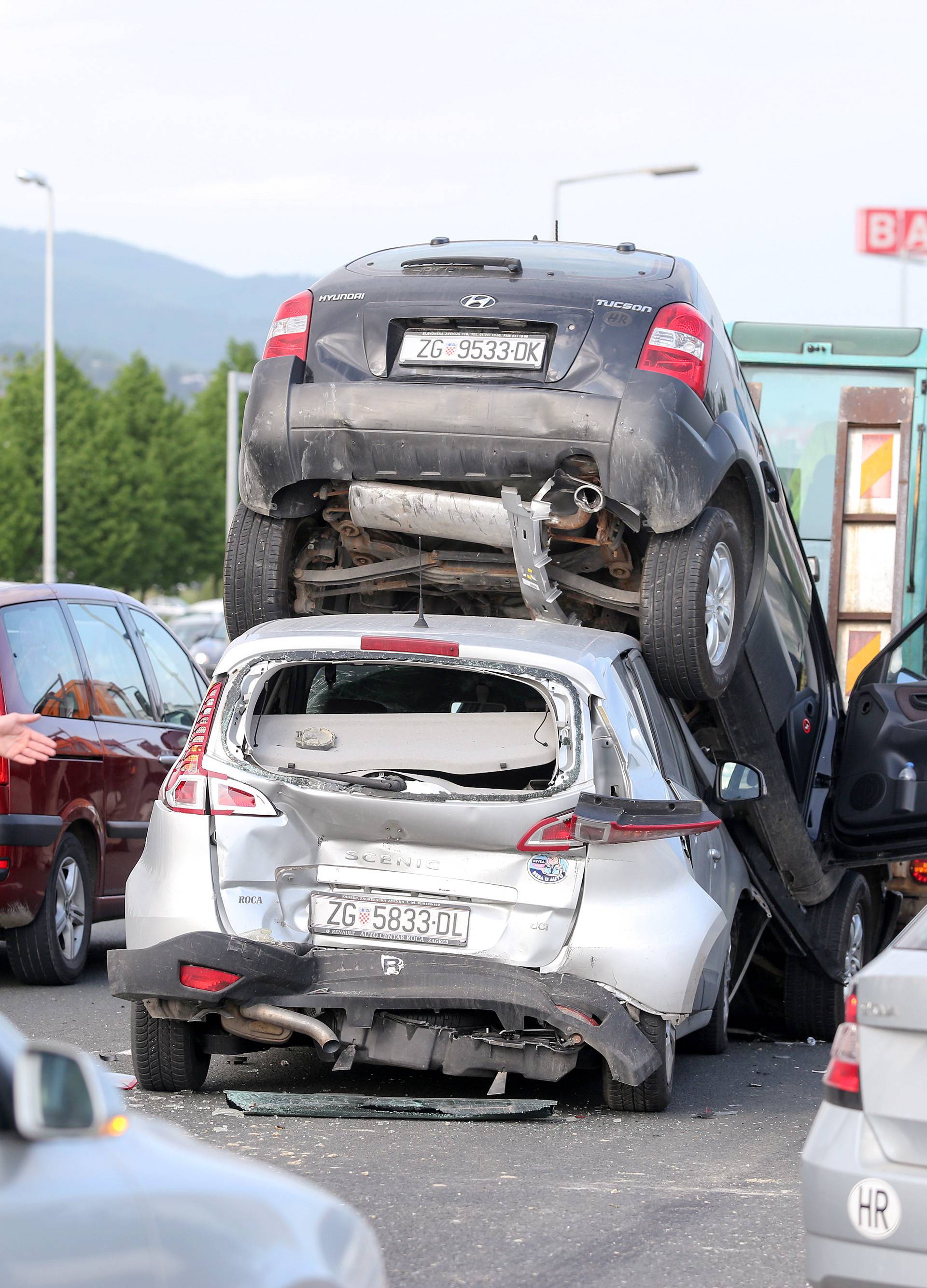 'Bliski susret' na Jankomiru: Popeo se na krov drugog auta