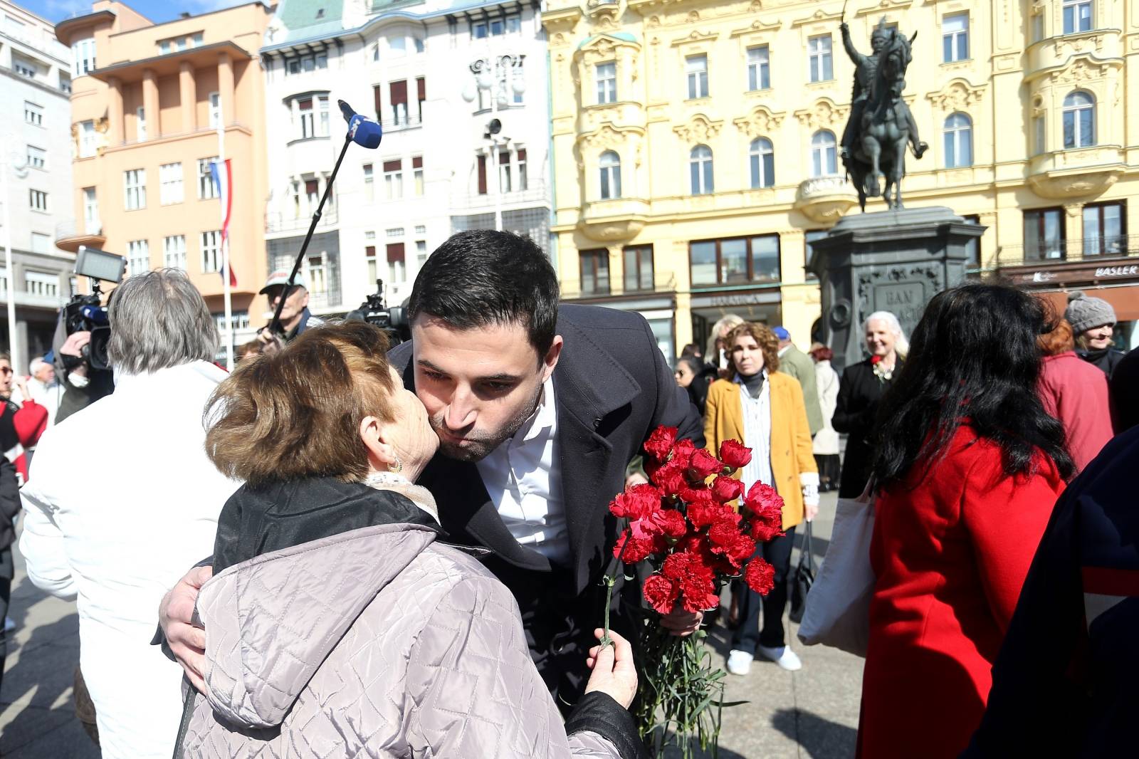 Zagreb: Bernardić i Maras ženama dijelili karanfile i dali izjavu povodom Međunarodnog dana žena