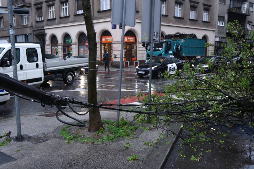 Zagreb:  Nevrijeme i jak vjetar srušili su nekoliko stabala u centru grada