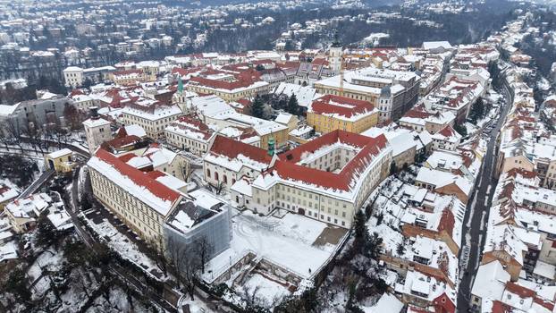 Pogled iz zraka na centar Zagreba prekriven snijegom