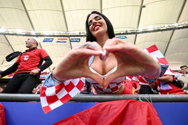Hamburg: Ivana Knoll pozirala i slala poljupce s tribine uoči utakmice Hrvatska - Albanija
