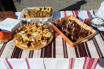 FOTO Samoborci i turisti uživali u delicijama kumica: U ponudi su bili čvarci, kruh, češnjovke...