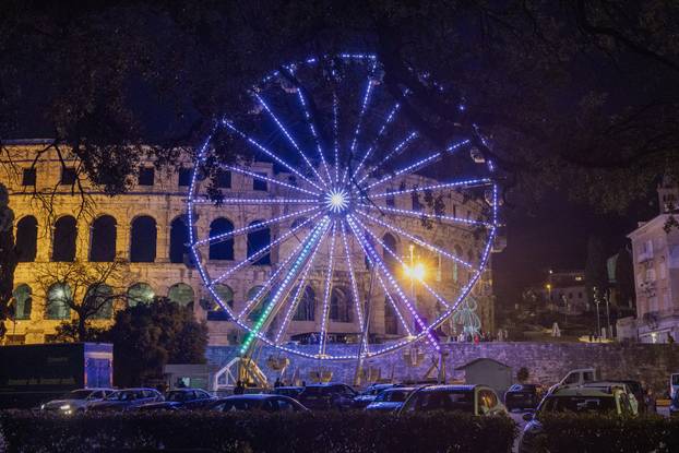 Pula: Podno Arene pokrenut panoramski kotač  koji je dio Adventa