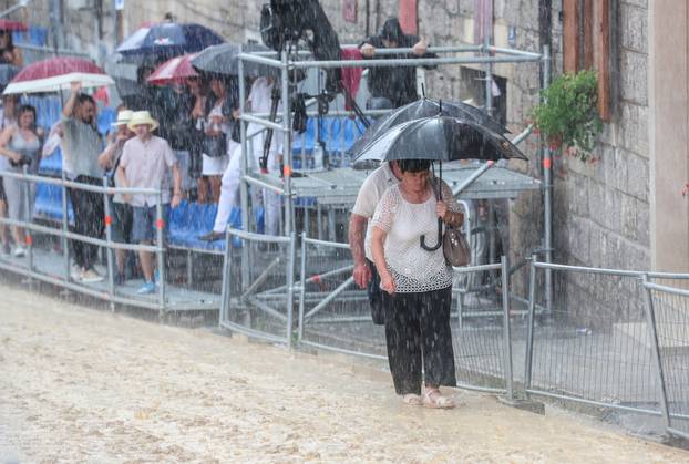 Sinj: Zbog jakog pljuska odgođena 310. Sinjska alka