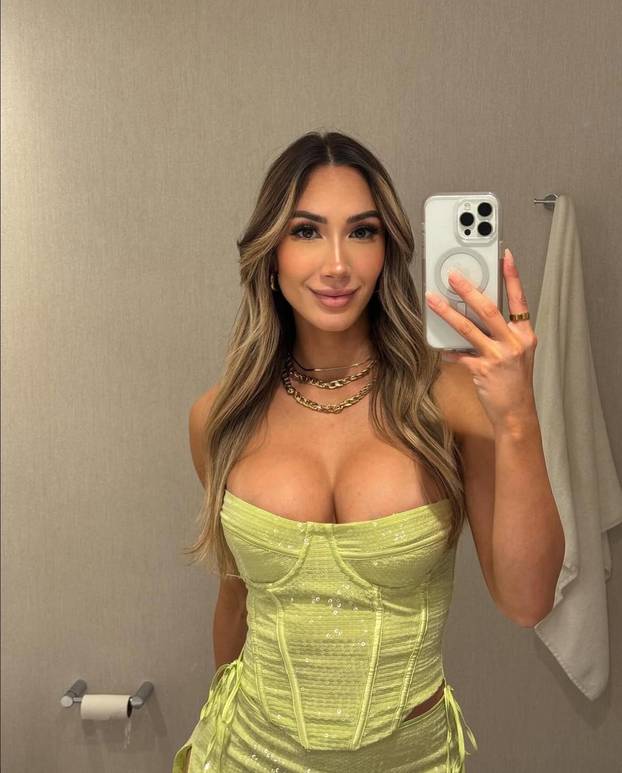 FOTO Alena je ponosna na svoju savršenu stražnjicu! Pokazuje ju stalno i iz svih kuteva...