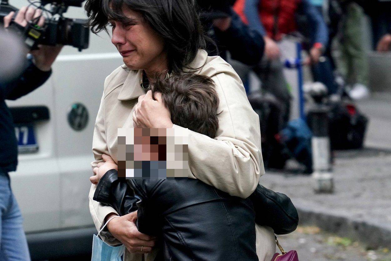 Uznemirujuće scene ispred škole i bolnice u Beogradu nakon pokolja. Plaču roditelji i djeca