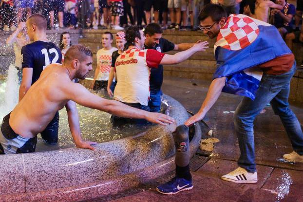 Slavlje navijaÄa nakon pobjede nad Rusijom u centru Zagreba