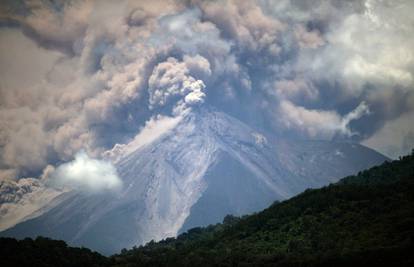 Opet eruptirao vulkan Fuego, evakuiraju više od 30.000 ljudi 