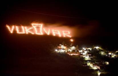 Nevjerojatan prizor! S više od 600 vatrenih kugli na brdu u Cisti Velikoj ispisali Vukovar