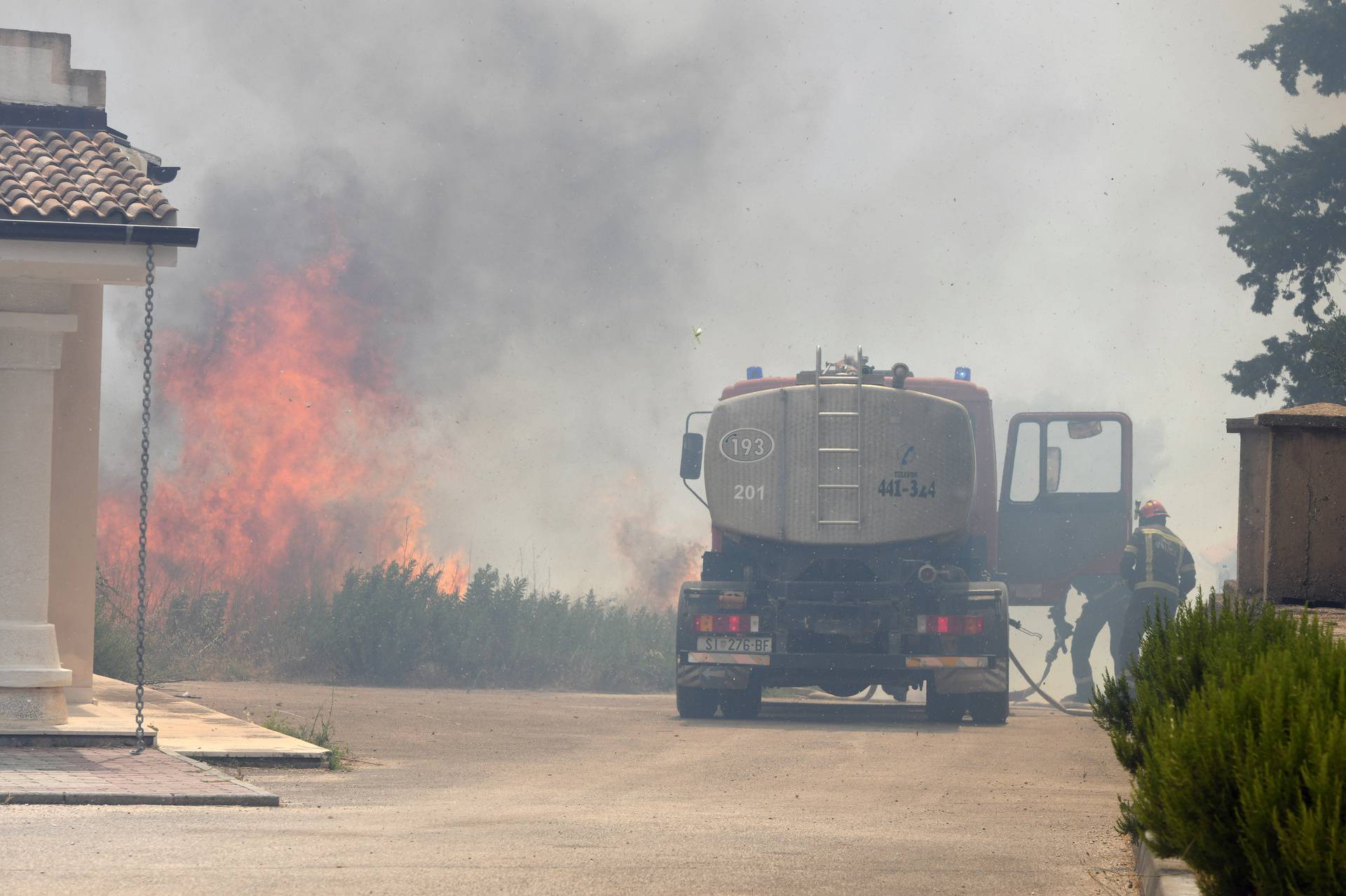 Jak vjetar otežava gašenje požara koji je planuo kod Grebaštice, kanaderi i air tractori u akciji, evakuiraju se kuće