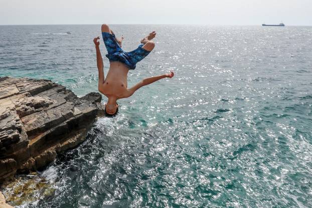 Spas od vrućina mladi puljani pronašli u moru
