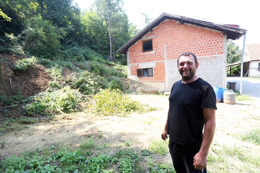 'Jesam ti rekel': Prijatelj rušio stablo i srušio mu ga na kuću!