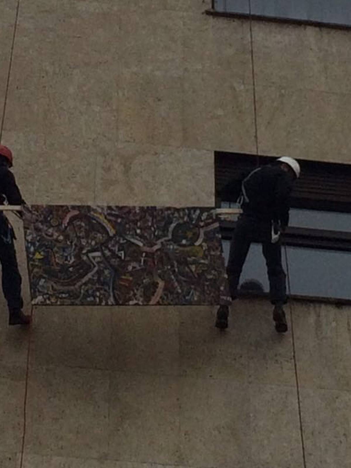 Akrobacije: Angažirali alpiniste koji spuštaju slike kroz prozor