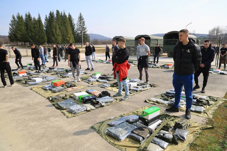 Ministar Anušić i general Kundid na prvom danu TVO-a na Slunju