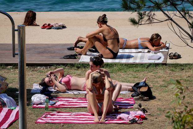 Zadar: Velik brok kupača na zadarskim plažama