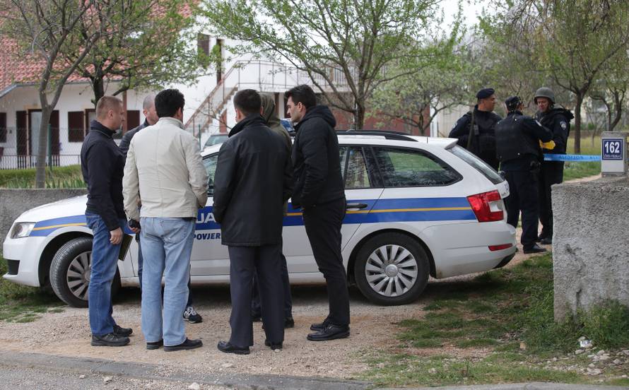 Ubojica roditelja stigao na sud, obrana: 'Rodbina ga posjećuje'