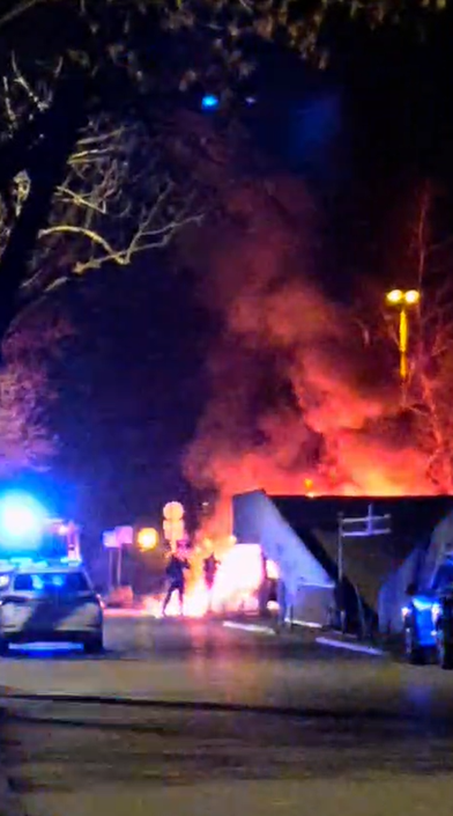 VIDEO Buktinja u Zagrebu: Na parkingu izgorjeli kamp kućica i BMW, oštećen još jedan auto