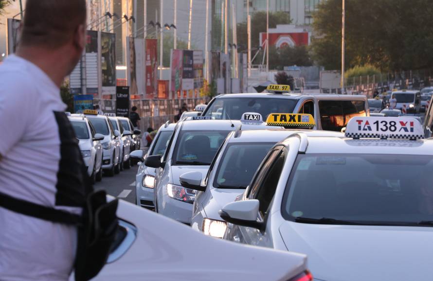 Splitski taksisti: Ovakvi turisti i zaslužuju da ih se' odere'! Što sve rade... Jeftiniji smo od busa