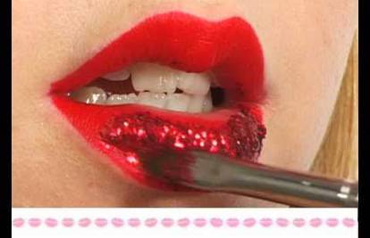 Usne koje privlače: Crveni ruž nosi se s blještavim šljokicama