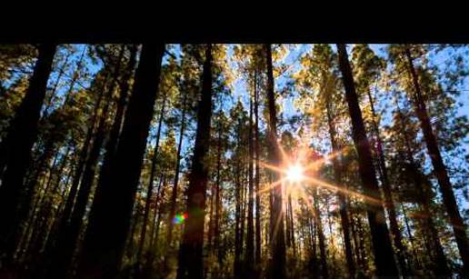 Probražaj planine i nebeskog svoda u time-lapse videu...