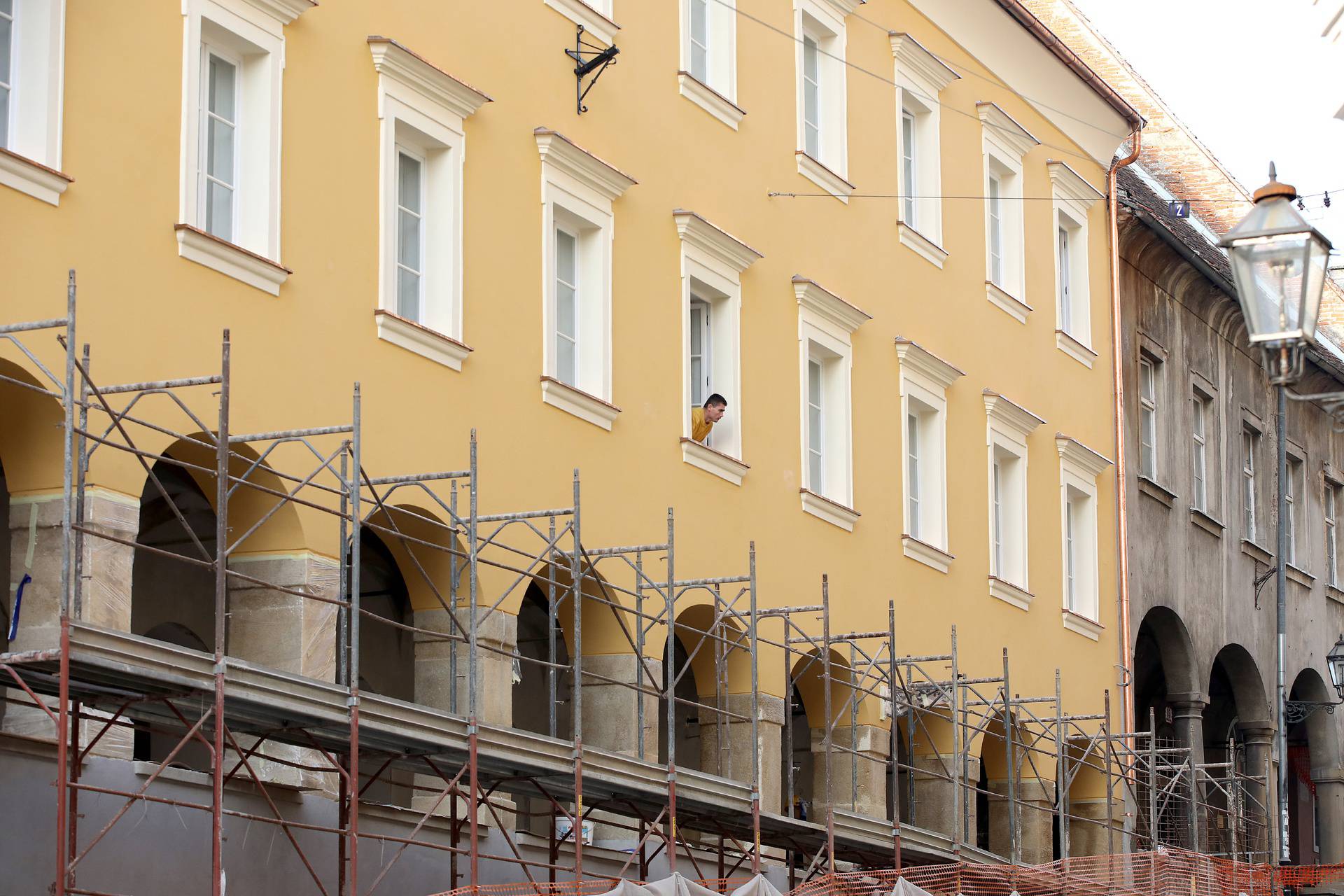 Zagreb: Skidaju se skele s gimnazije Tituša Brezovačkog