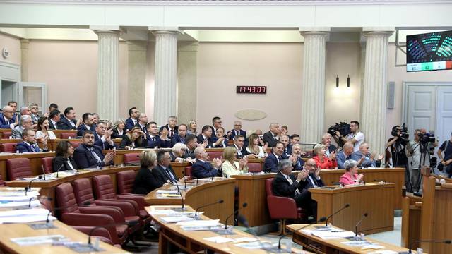 Oporba odbila glasovati: Novi ministri prisegnuli na dužnosti