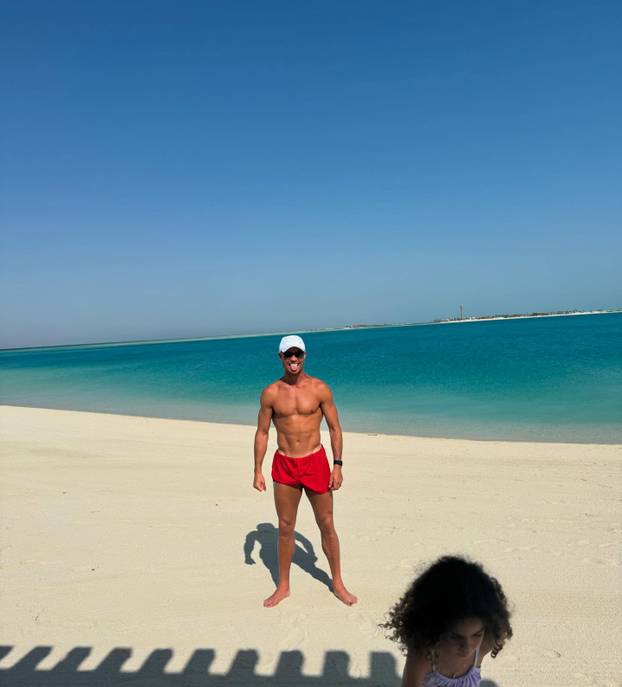 Georgina u tangicama na palači na vodi. Luksuz po mjeri CR7