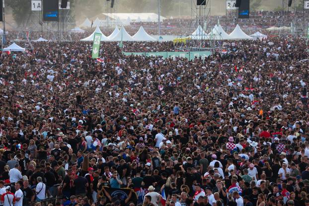 Zagreb: Obožavatelji zauzimaju mjesta unutar Hipodroma uoči početka koncerta