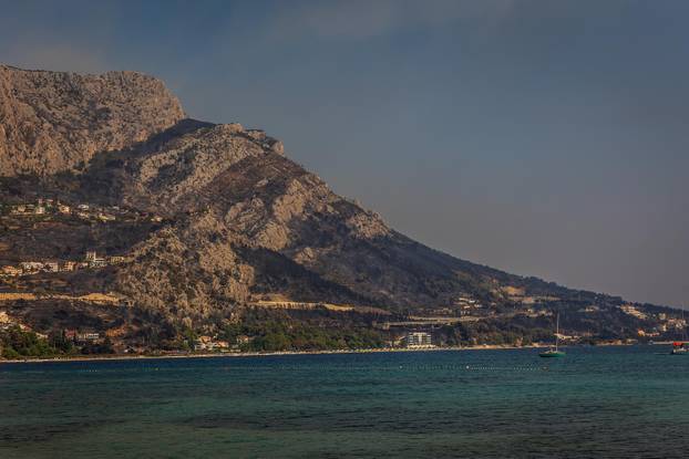 Pogled na izgoreni dio Omiša promatran  sa ušća  rijeke Cetine