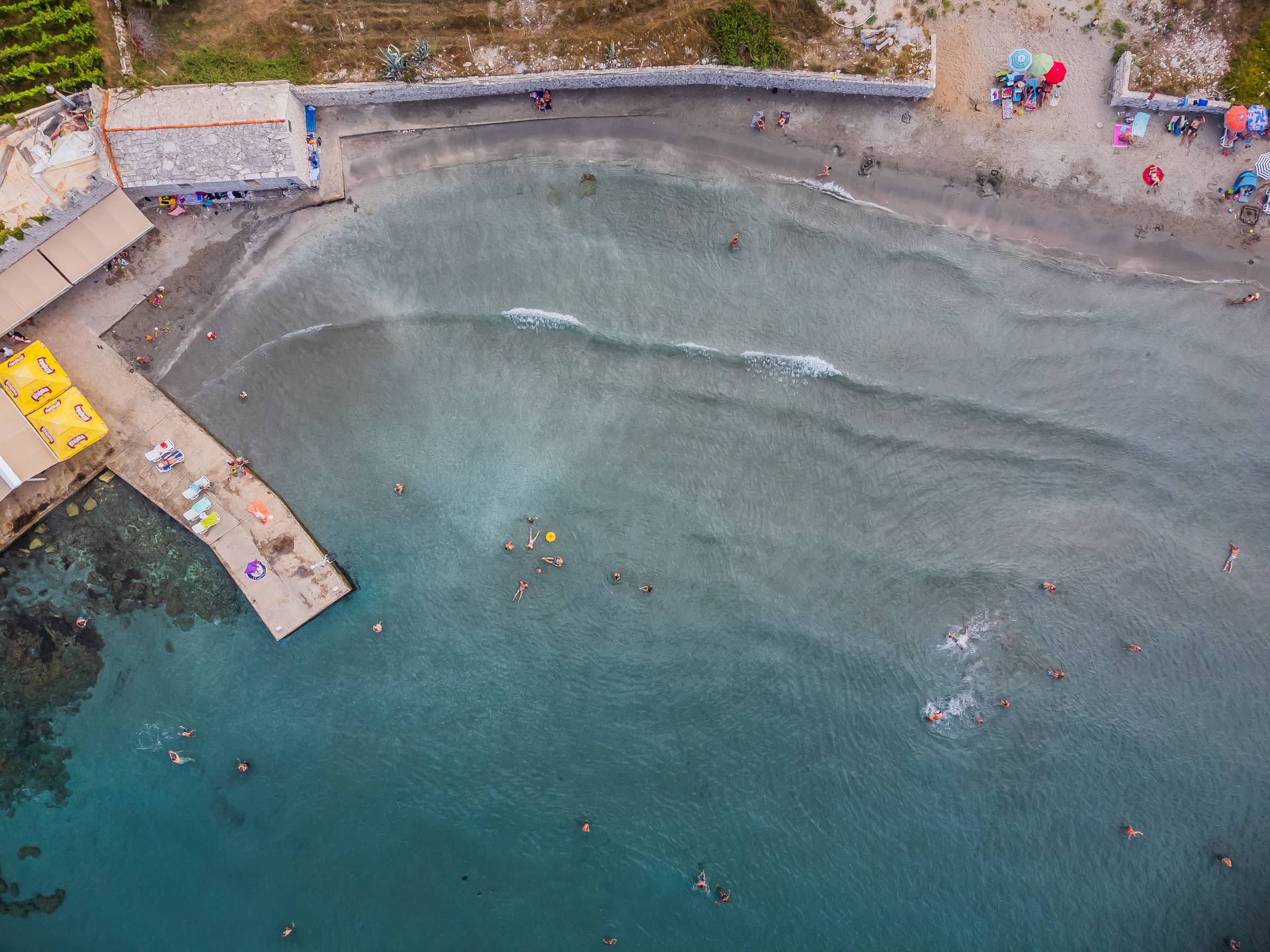 Na plaži Bilin Žal kod Lumbarde svatko može pronaći svoj komadić raja