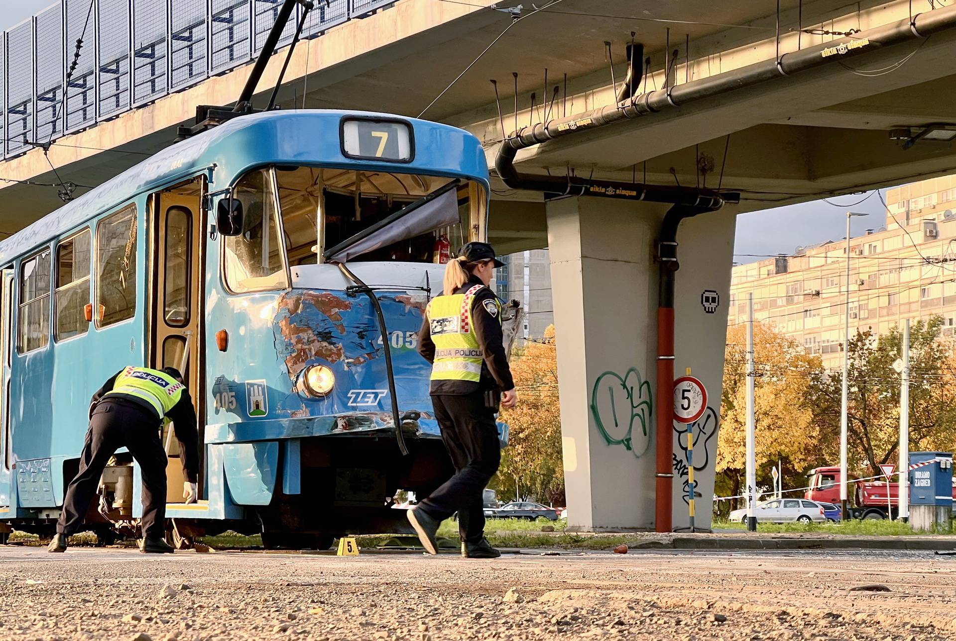 Jedna osoba poginula u sudaru tramvaja i autobusa