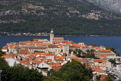 Grad Korčula pravi je mali biser i za razgledavanje i za kupanje