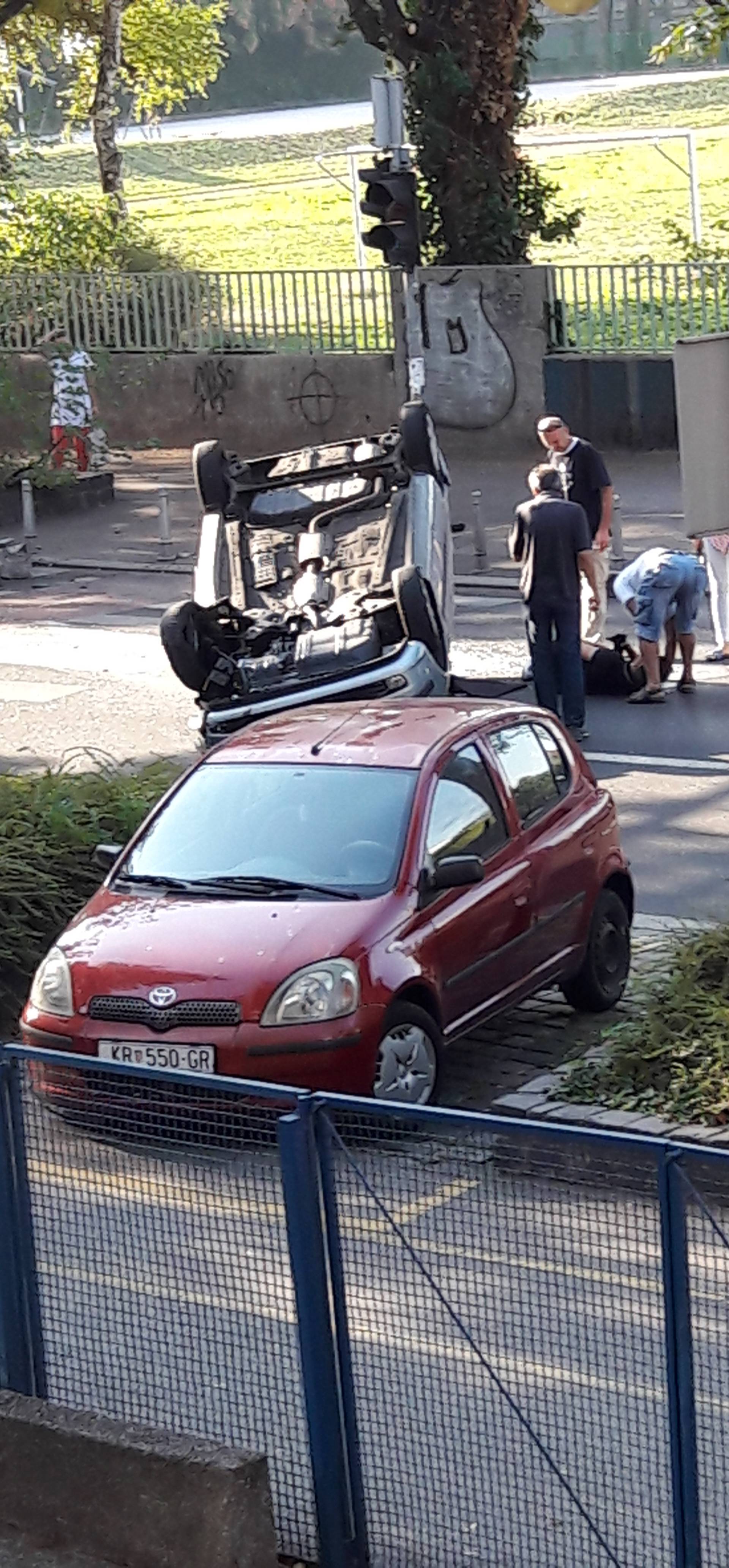 Nesreća u središtu Zagreba: Automobil završio  na krovu