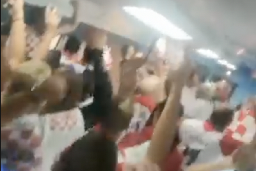 Pogledajte snimku iz navijačkog vlaka, ori se pjesma: 'Ma ovdje je ludnica, imamo i tamburaše!'