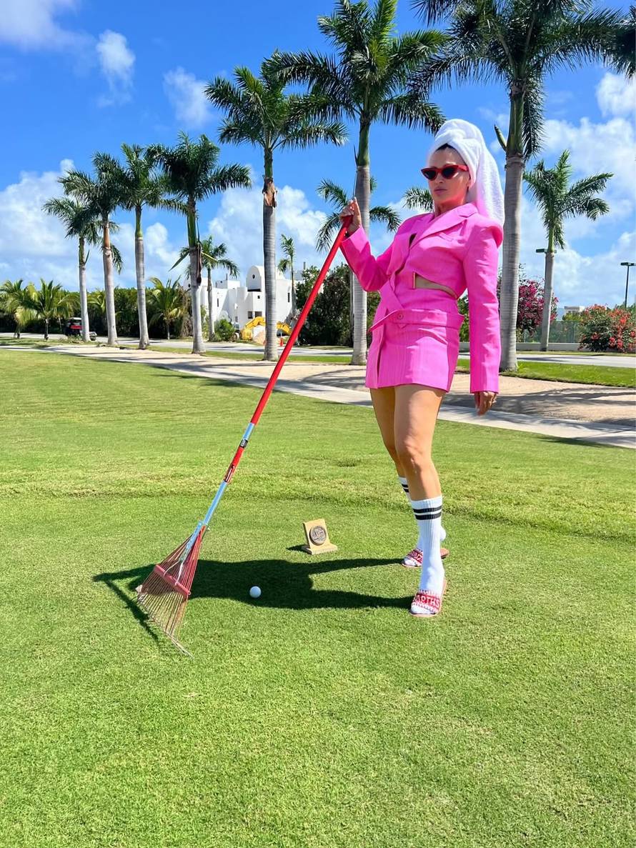 FOTO Svi gledaju u Ninine noge: Ovako igra golf na Karibima